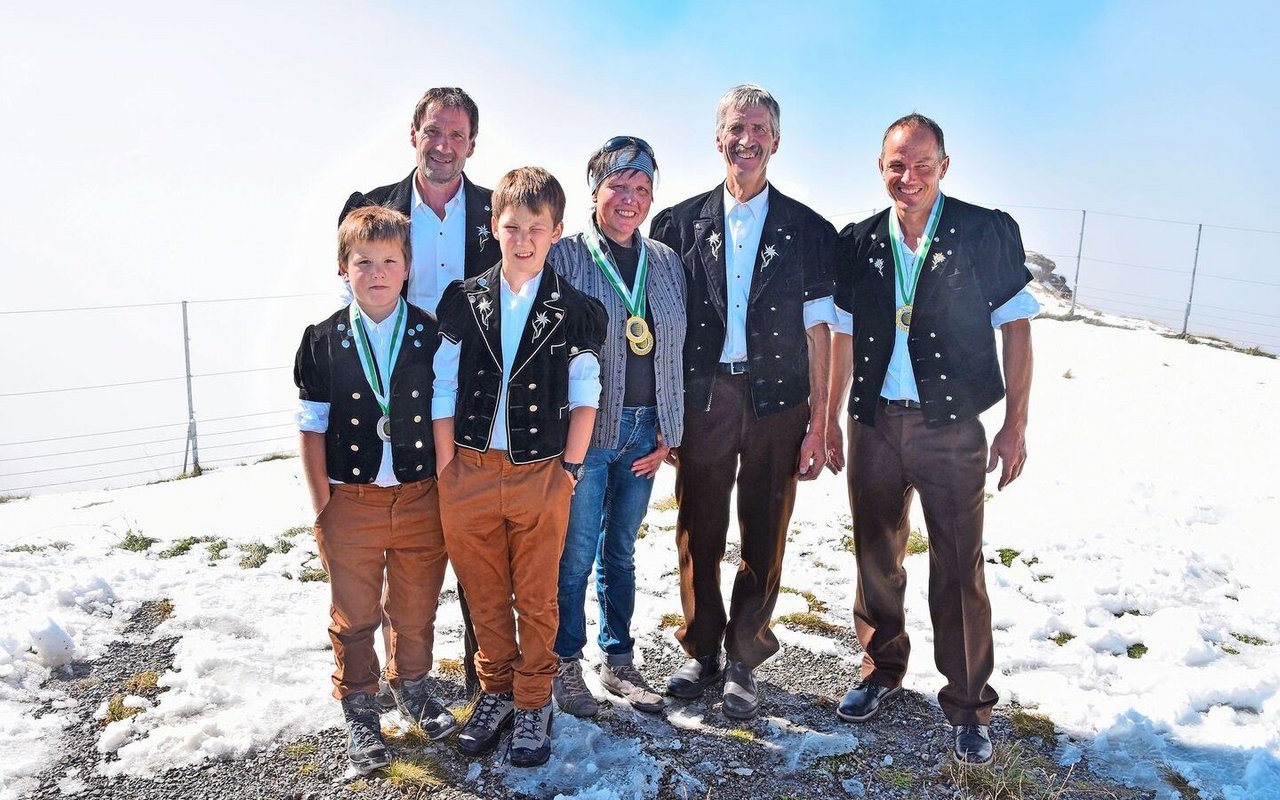 Beim Berner Alpkäse AOP sieht das Klassement folgendermassen aus (v. l. n. r.): 2. Platz Fritz Gerber, Schangnau; 1. Platz Erika Lauber, Lenk; 3. Platz Katharina und Adrian Zeller, Lenk.