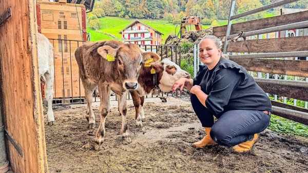 Angela Amstutz liebt Tiere. Die Kälber auf dem Hof haben keine Scheu vor ihr, wie das Bild beweist: Lieblingskalb Gioia hat die Bäuerin «zum Fressen gern».