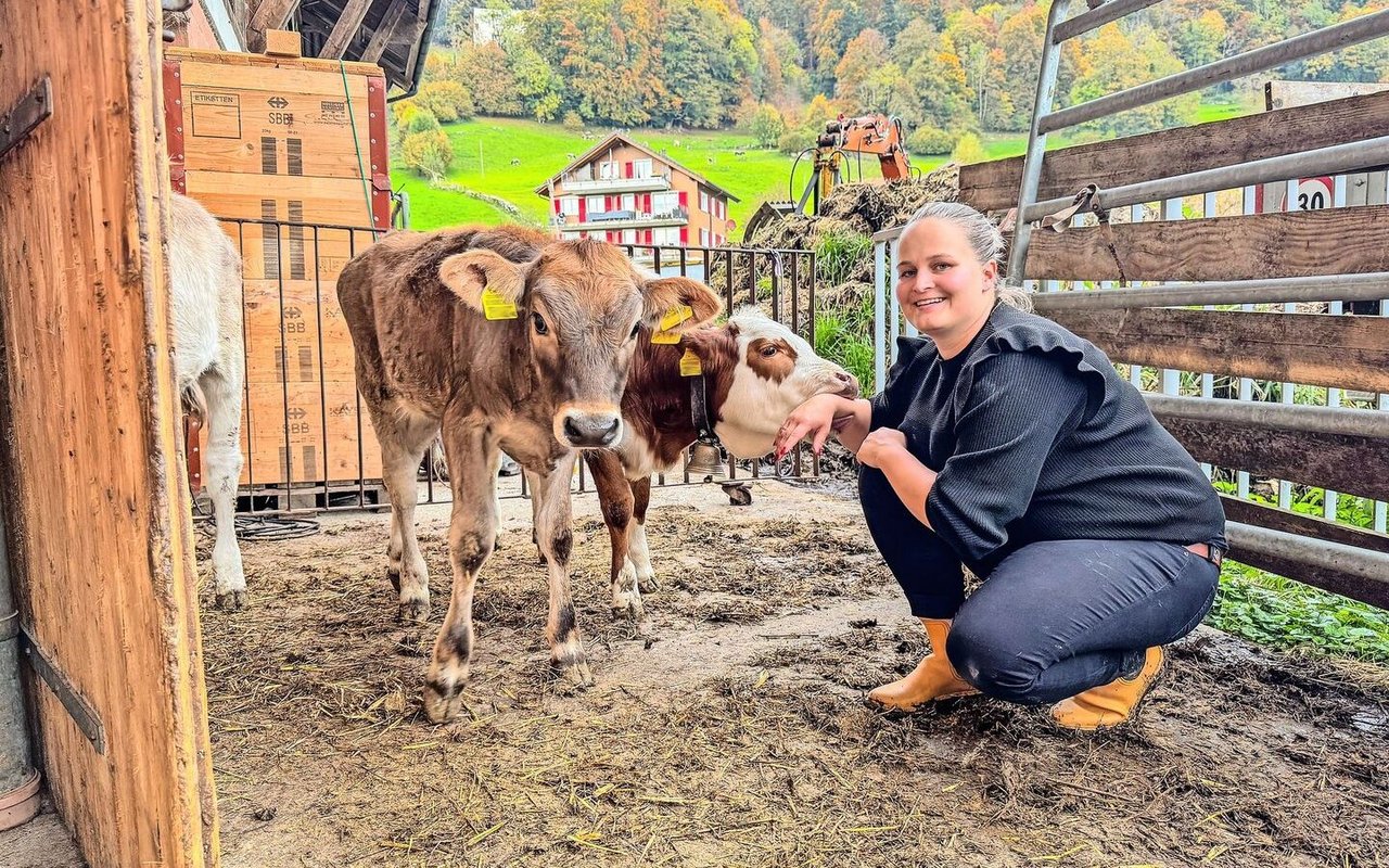 Angela Amstutz liebt Tiere. Die Kälber auf dem Hof haben keine Scheu vor ihr, wie das Bild beweist: Lieblingskalb Gioia hat die Bäuerin «zum Fressen gern».