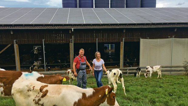 Christine und Thomas Gerber in der Kälberweide vor dem 2009 erbauten Milchviehstall mit Platz für 100 laktierende Kühe. Die 100 000er-Kühe habe er auch dem Stall zu verdanken.(Bild Armin Emmenegger)