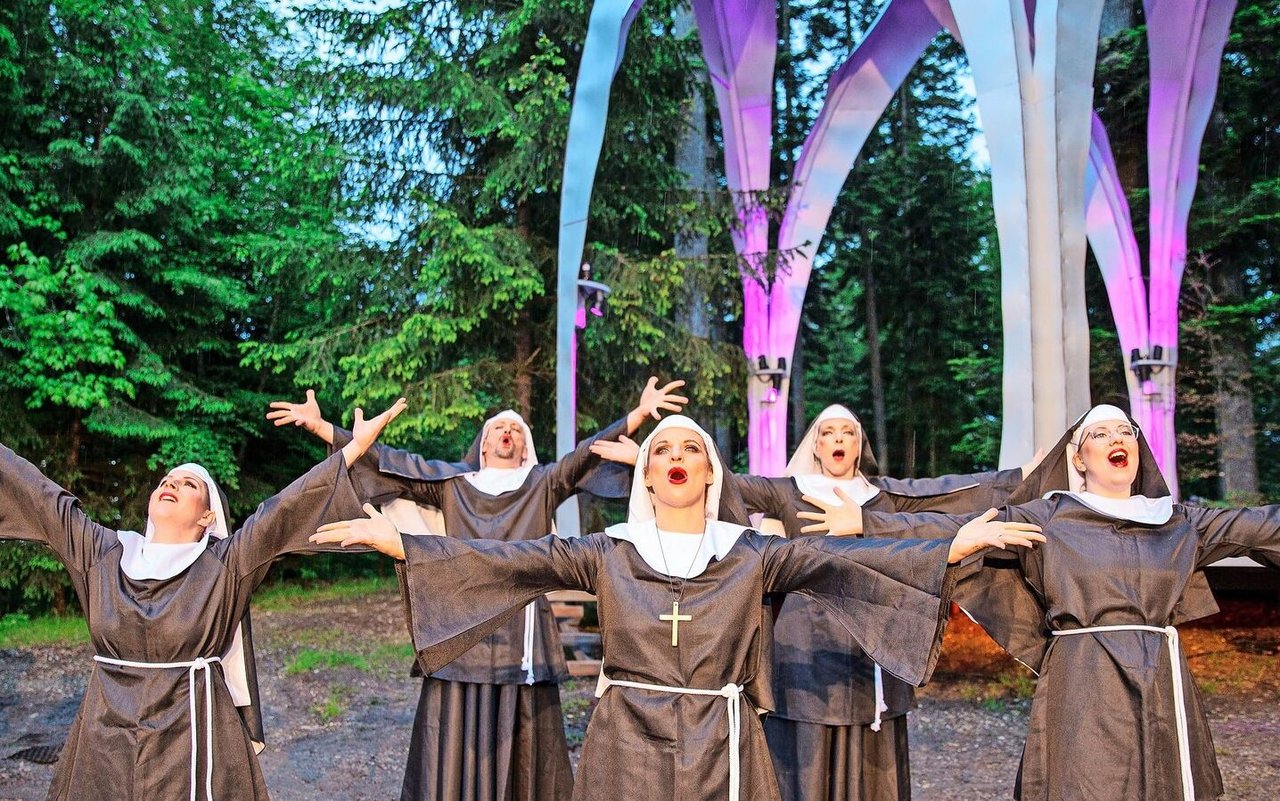 Die Nonnen rund um die Mutter Oberin Schwester Maria Regina (Mitte), wollen eine zweite Wohltätigkeitsshow auf die Beine stellen. Doch so ganz ohne Chaos geht dieses Vorhaben nicht vonstatten. 