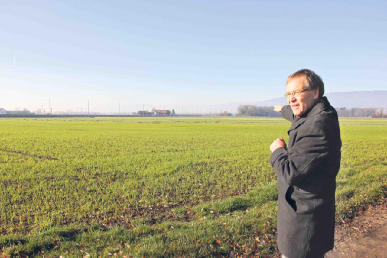 Im September wurde dieselbe Landwirtschaftsparzelle vom betroffenen Landwirt in Eigenregie mit Bauaushub aufgeschüttet und nivelliert. Peter Thomet, Präsident von Pro Agricultura Seeland, erklärt bei einer Begehung Anfang Dezember das Vorgehen. (Bild cap)