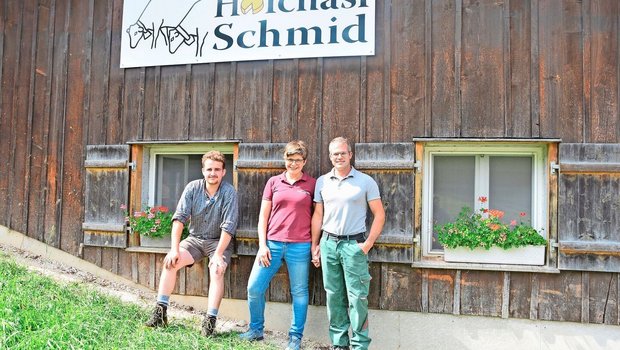 Maya und Elmar Schmid mit Hannes Frey, dem neuen landwirtschaftlichen Angestellten. 