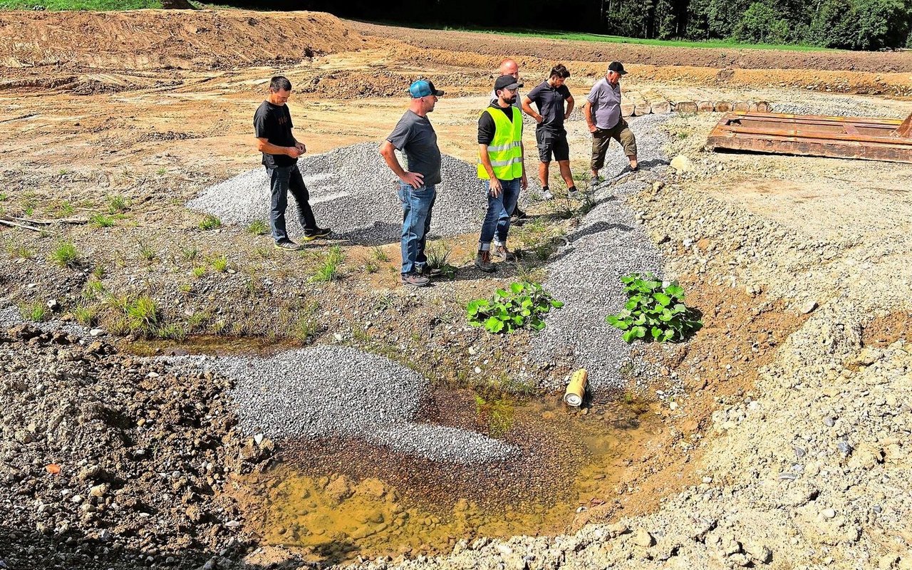 Bevor Bodenmaterial angelegt wird, werden am Standort oberhalb von Herrliberg die Drainageleitungen neu verlegt.