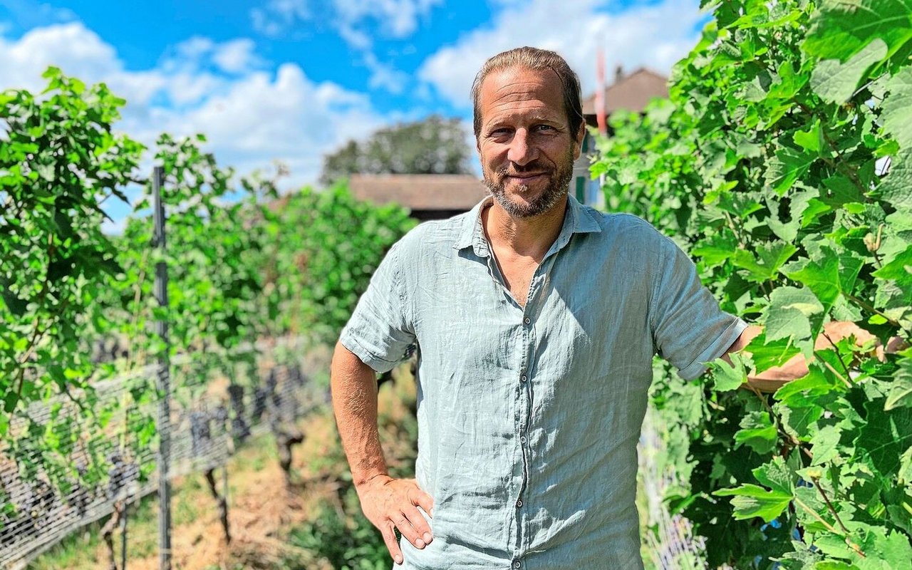 «Ich weiss, wer meinen Wein trinken wird und kann der Kundschaft direkt dessen Geschichte erzählen»: Blaise Hofmann in seinem Rebberg in Villars-sous-Yens VD, im Hintergrund sein Elternhaus. 