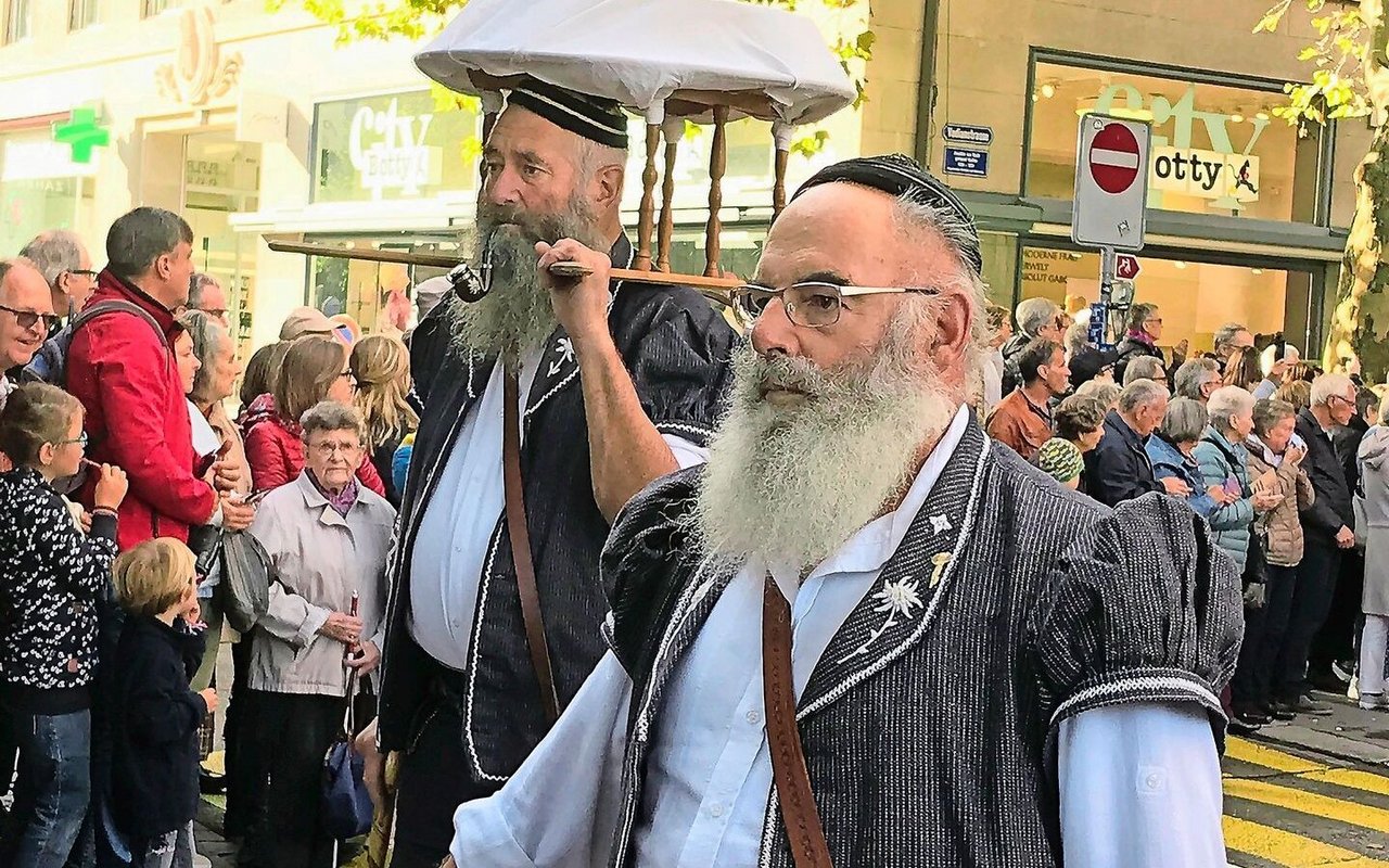 «Selbst in den Alpenkantonen nur noch eine Minderheit»: Freiburger «Barbus de la Gruyère» als Publikumsattraktion am Olma-Umzug durch die Stadt St. Gallen.