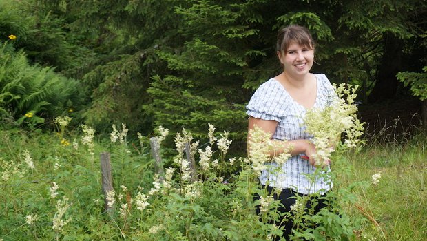 Claudia Aebersold durchstreift Alpweiden nach Pflanzen mit denen sie einen Alp-Sommerstrauss kreieren will. 