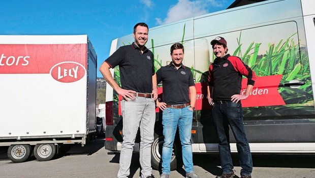 Mit den Gummistiefeln im Kofferraum machen die Verkäufer von Lely ihre Runden. Marcel Schwager (mitte) ist es wichtig, dass man nicht nur vom Futtertenn in den Stall späht, sondern mitten drin steht und sieht, worum es geht. 