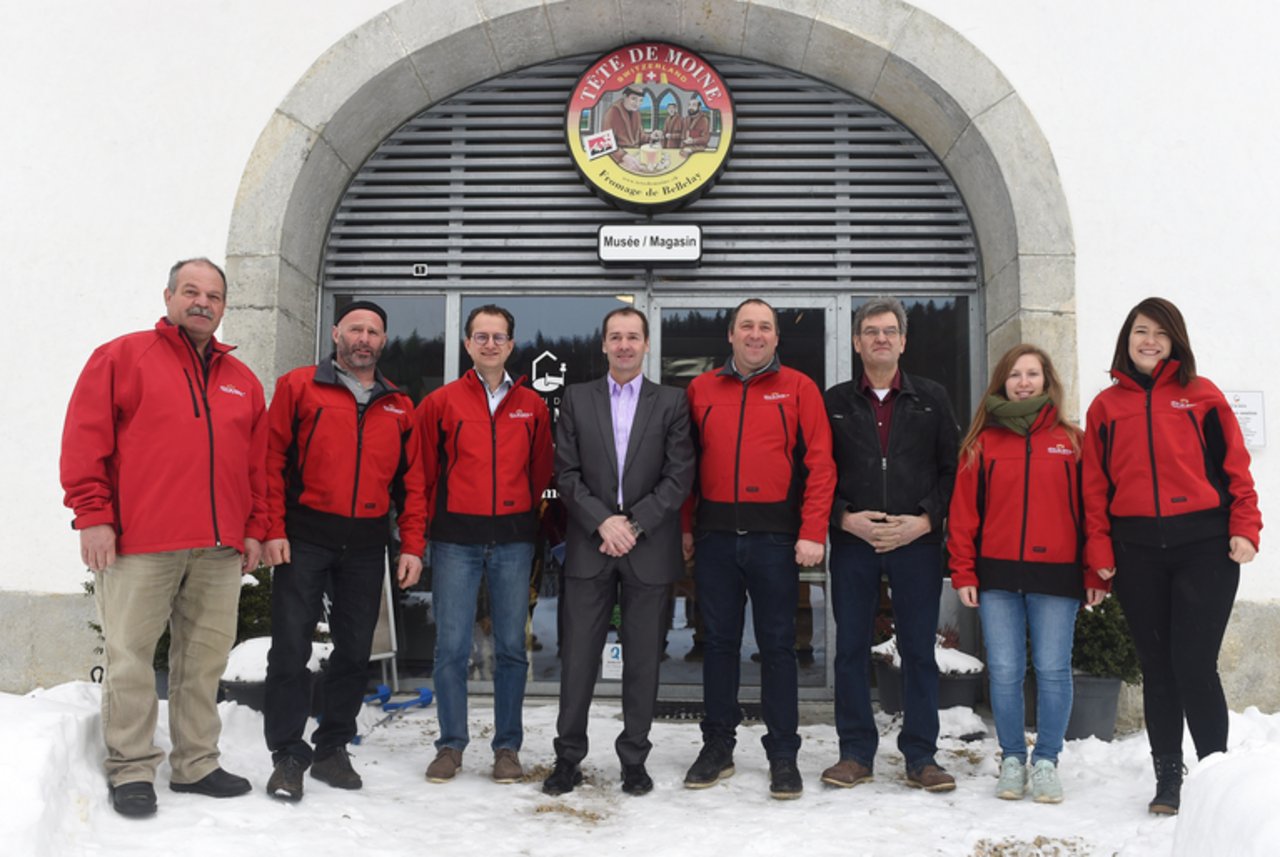 Bernard Leuenberger, Präsident der Landwirtschaftskammer Berner Jura; David Gogniat, Milchproduzent und Mitglied des OK; Olivier Isler, Geschäftsführer der Interprofession; Jean-Marc Soldati, Pate der Veranstaltung; Markus Gerber, Gemeindepräsident von Saicourt; Jean-Pierre Froidevaux, Landwirt & Künstler; Stéphanie Chouleur, Jura bernois Tourisme; Magali Ackermann, Fondation Rurale Interjurassienne. (Bilder Interprofession Tête de Moine)