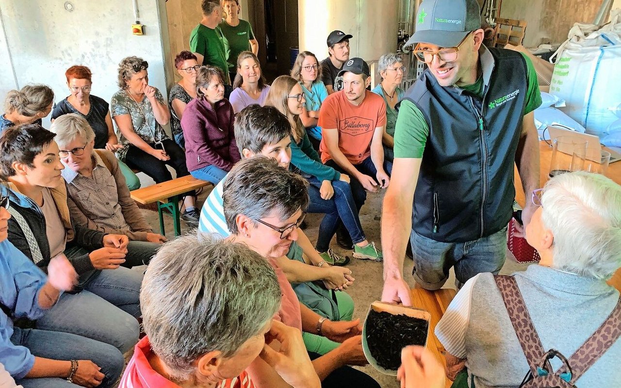 Pflanzenkohle tut Tieren und auch Menschen gut. Obwaldner Landfrauen beim Degustieren der geschmacksneutralen Kohlesplitter. 