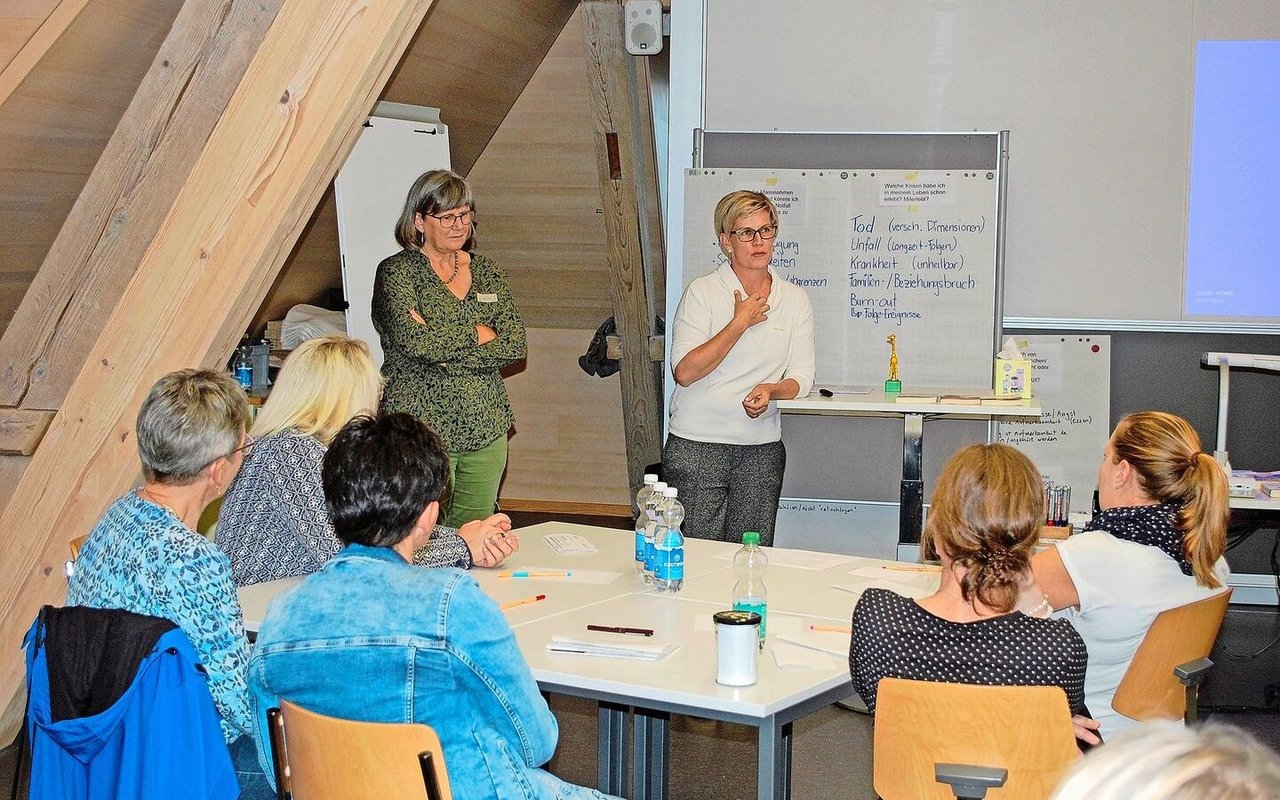 Elisabeth Rüttimann (stehend, rechts), Präsidentin der Kommission Bäuerinnen, dankt den Teilnehmenden für deren Offenheit.