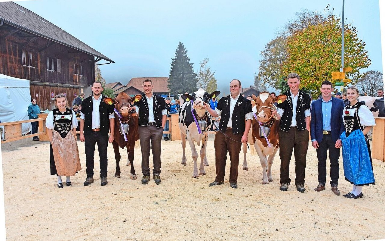 Die Champion-Wahl der älteren Kühe; SF/SI: Gulliver Meggitt, Beat Dürrenmatt; RH/HO: Underwood Chief Noemie, Familie Binggeli; Schöneuter: Studema’s Odyssey Ramona, Ueli Staudenmann (v. l. n. r.). 