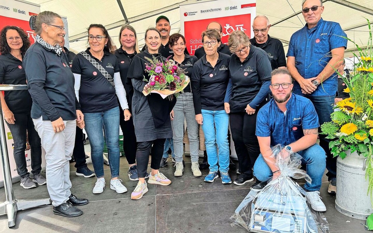 Ausflug des Martella-Teams an die Preisverleihung des Hofladenwettbewerbs: Babette Sigg (l. vom Blumenstrauss) gratuliert Michèle und Reto Wipf und ihren Mitarbeitern. Rechts die Preissponsoren Johann Richiger und Pascal Florio.