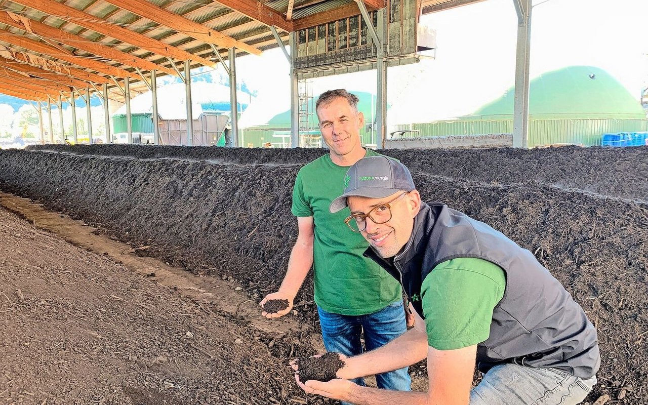 Geschäftsführer Klaus Seiler (l.) und Betriebsleiter Tobias von Rotz begutachten die Qualität des Kompostes in den grossen Hallen der Naturaenergie AG in Kägiswil. Im Hintergrund die Lagerbehälter mit dem Biogas. 