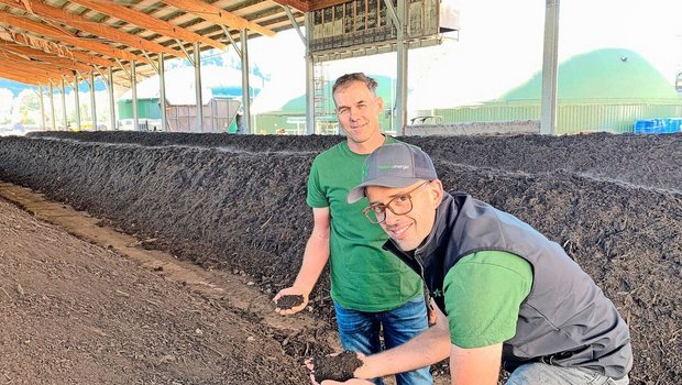 Geschäftsführer Klaus Seiler (l.) und Betriebsleiter Tobias von Rotz begutachten die Qualität des Kompostes in den grossen Hallen der Naturaenergie AG in Kägiswil. Im Hintergrund die Lagerbehälter mit dem Biogas. 