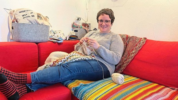 Judith Dörig hat sich im Familien-Wohnzimmer eine Strick-Ecke auf dem Sofa eingerichtet. Die Bäuerin arbeitet oft an mehreren Lismeten gleichzeitig.