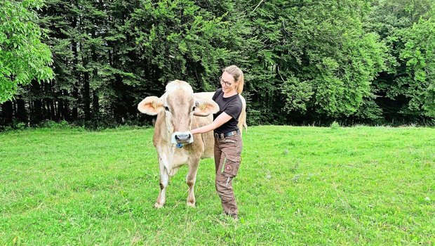 Während Céline Bienz sich früher das Melken nicht zutraute und lieber im Gemüse arbeitete, gehören heute die Arbeiten rund um das Milchvieh zu ihren Hauptaufgaben auf dem Betrieb. 