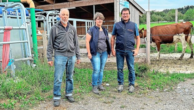 Hans Hörnlimann, Marina und Andreas Schmucki (v. l.) vom Tannhof waren die Gastgeber des Tierhalter-Abends. Sie haben 95 Milchkühe, zwei Melkroboter und 43 ha Land – vor allem Naturwiesen. 