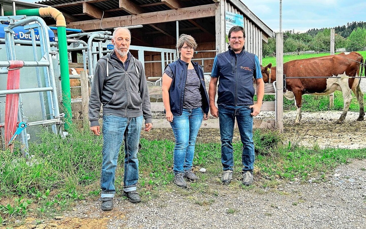 Hans Hörnlimann, Marina und Andreas Schmucki (v. l.) vom Tannhof waren die Gastgeber des Tierhalter-Abends. Sie haben 95 Milchkühe, zwei Melkroboter und 43 ha Land – vor allem Naturwiesen. 