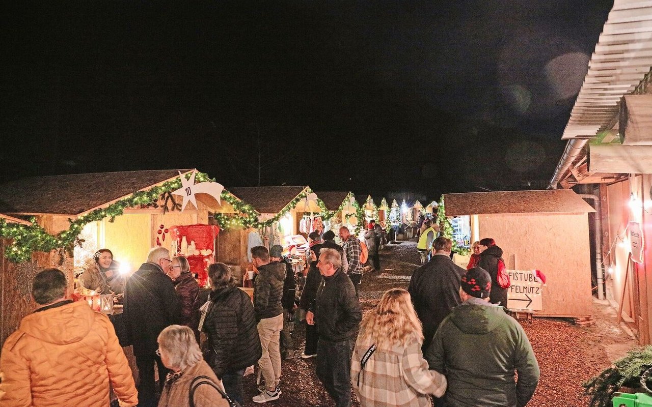 Nach dem Eindunkeln herrscht mit den beleuchteten Märithüsli eine besondere Stimmung auf dem Markt. 