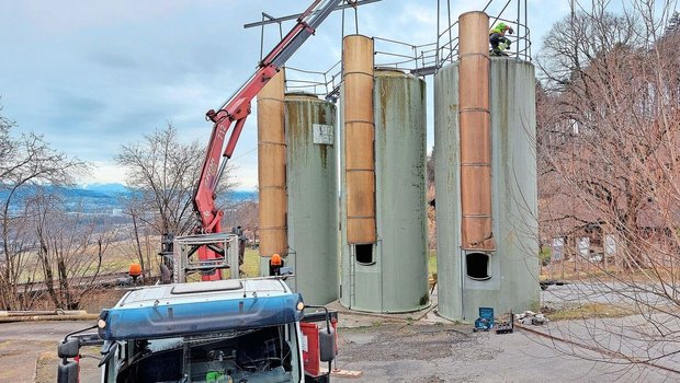 Rudimentäre Massnahmen zur Instandhaltung von Hochsilos können Landwirte und Landwirtinnen oftmals selber vornehmen. Bei gröberen Fällen muss aber der Hersteller auf Platz gerufen werden.