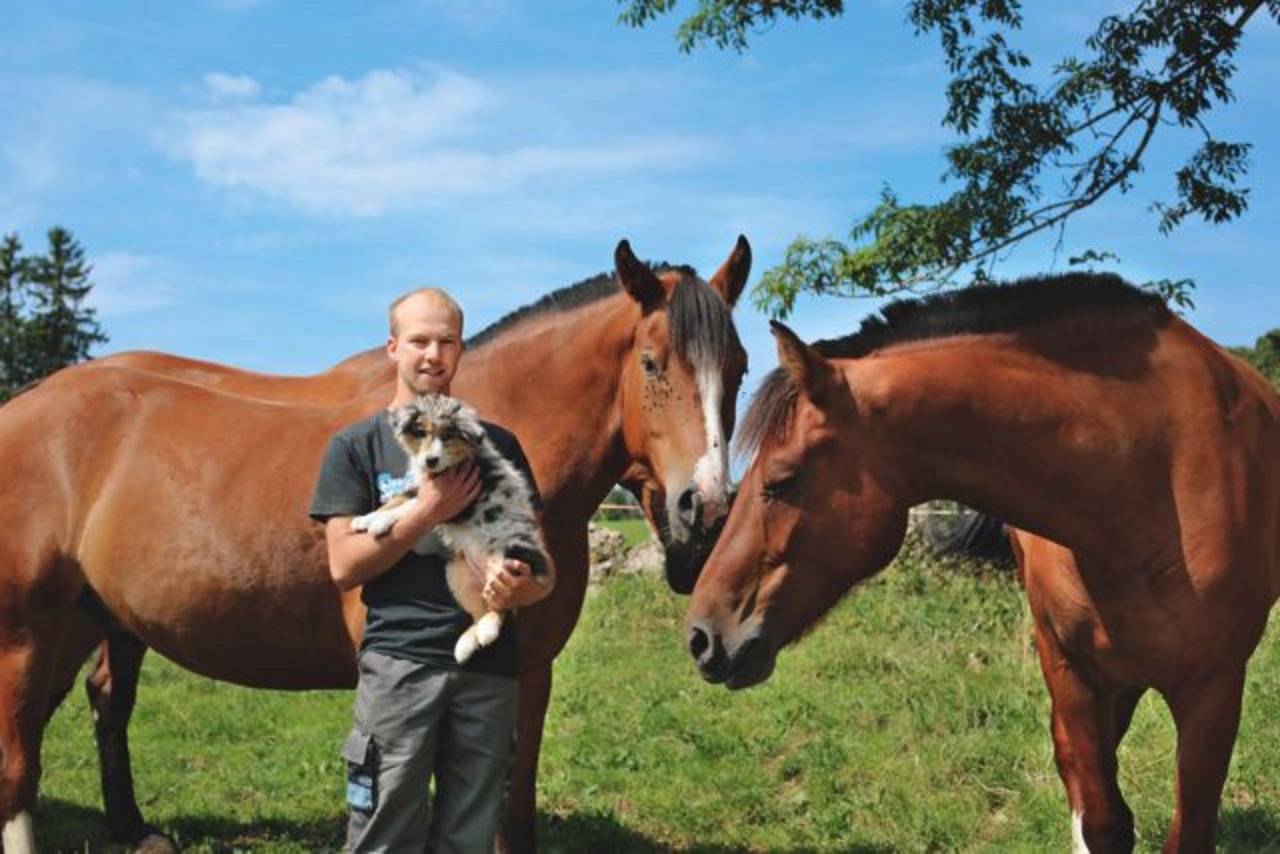 "Ohne Nahrungsmittel kann niemand leben": Mikaël Zürcher aus Mt. Crosin BE ist Landwirt mit Leib und Seele. Sein Herz gehört den Pferden. (Bild SBV)