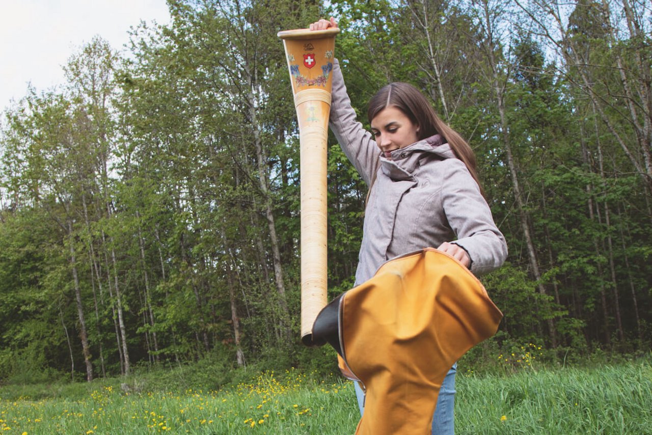 Lisa Stoll kann das gut drei Meter lange Alphorn auseinandernehmen und in einer Tasche verstauen. (Foto: Lisa Stoll)