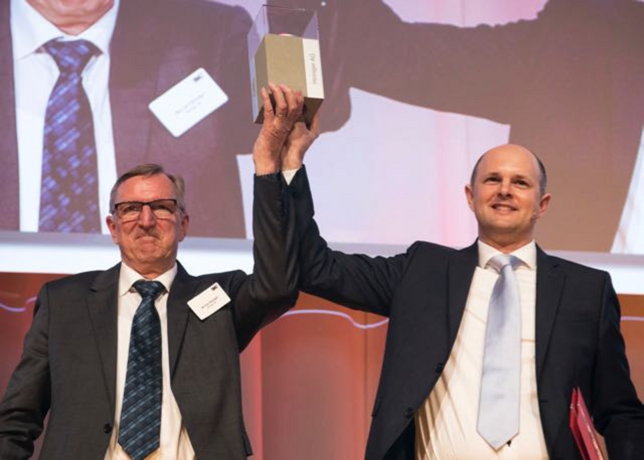 Der Gewinner des Prix SVC Espace Mittelland 2017: Daniel Heiniger (rechts) und sein Vater Werner (links) nach der Preisverleihung am 8. März. (Bild PPR/Lukas Lehmann)