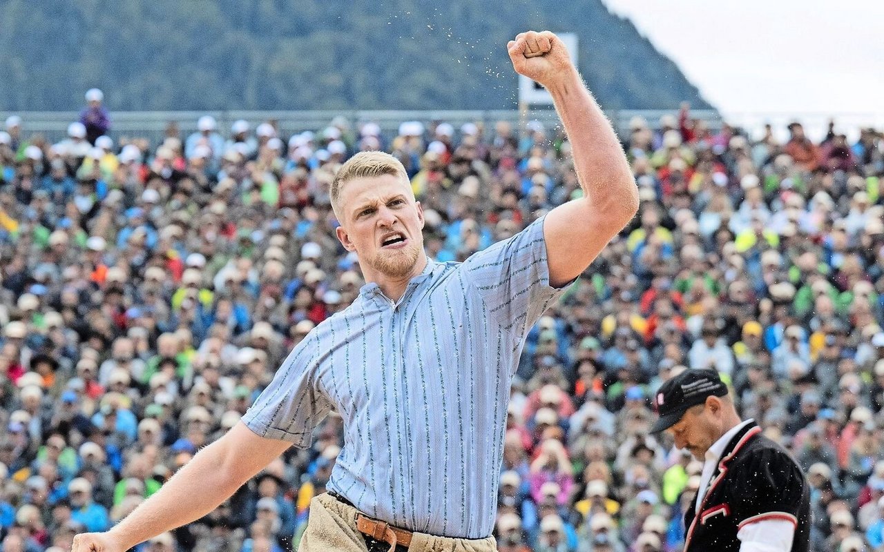 Glücksmoment: Michael Ledermann beim Sieg gegen Sven Schurtenberger im ersten Gang beim Unspunnen-Schwinget 2023.