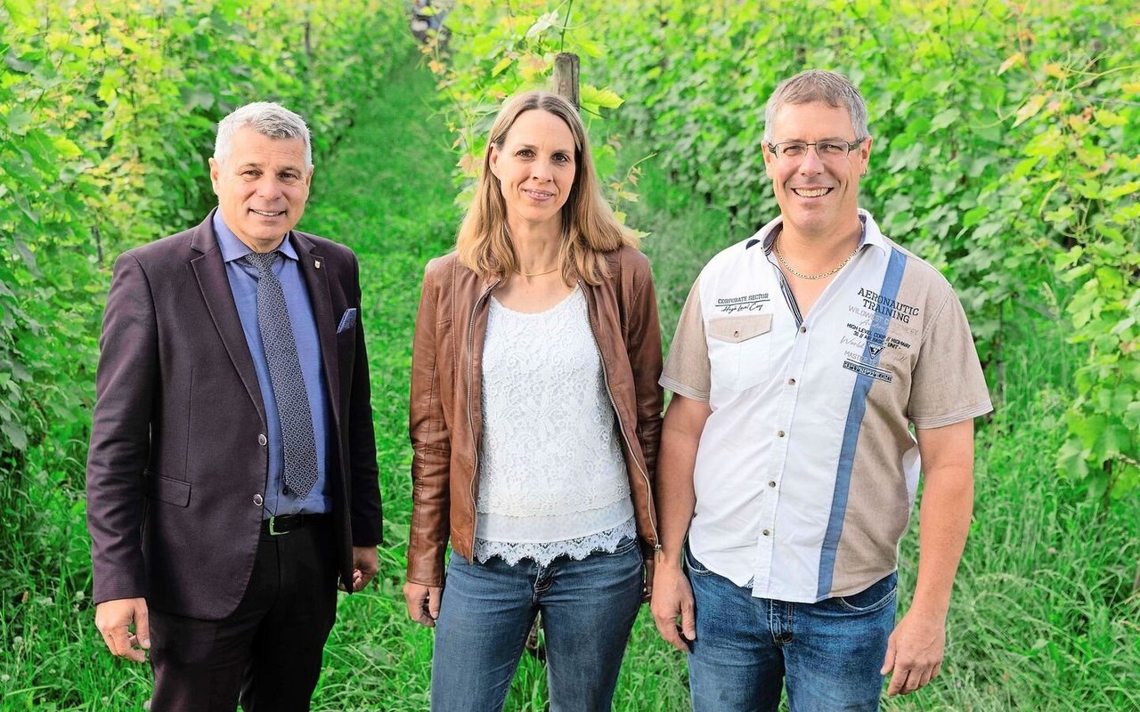 Zum zweiten Mal in Folge konnte Regierungsrat Christoph Ammann (links) den Titel «Berner Winzer des Jahres» an Sandra und Remo Giauque-Kunz aus Ligerz vergeben. 