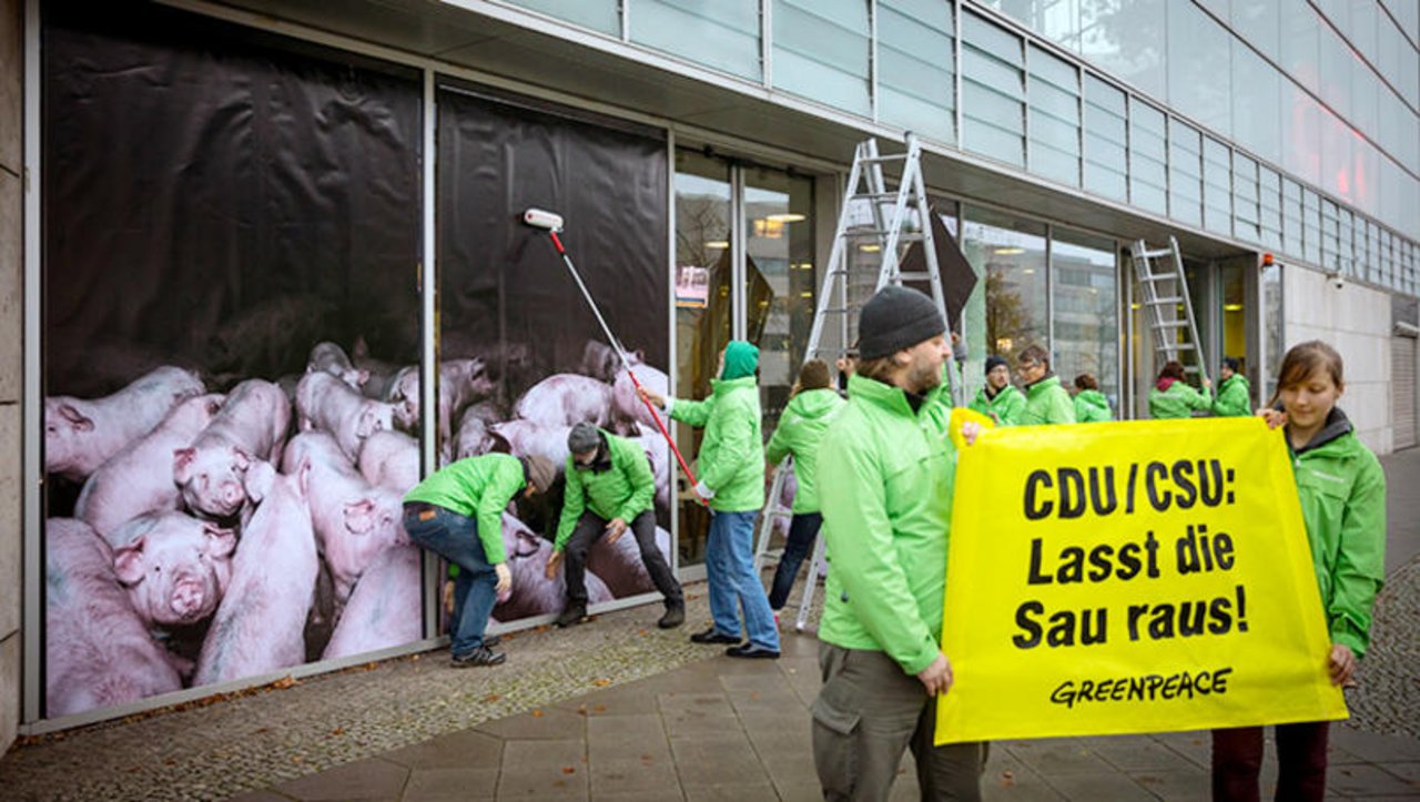 Auch die Umweltverbände mischen mit: Greenpeace-Demonstration am CDU-Hauptsitz in Berlin vergangene Woche. (Bild Greenpeace Deutschland)