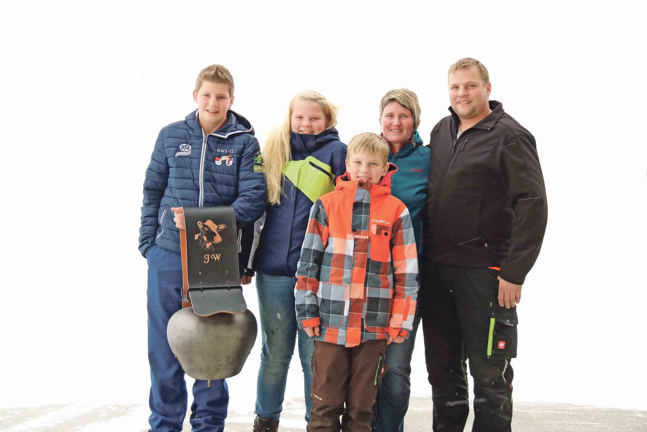 Die ganze Familie Walser erfreut sich an der Viehzucht; alle drei Kinder wollen Landwirt(in) lernen (v. l. n. r.): Jonas, Janine, David, Christine und Markus Walser.