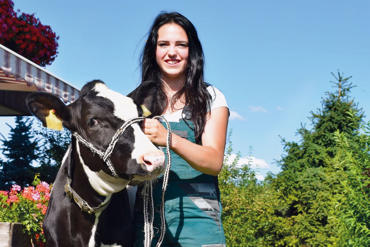 Landwirtin Sabrina Krebs mit ihrem Holstein-Kälbchen «Panda» (Bild: Daniela Joder)