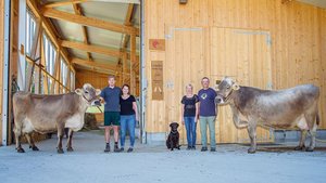 Zwei Generationen: Oliver, Marina, Annemarie und Willi Vogt (v. l. n. r.) mit den beiden 100 000er-Kühen Bria (links) und Berenice. Dazwischen die Hündin Pagira.