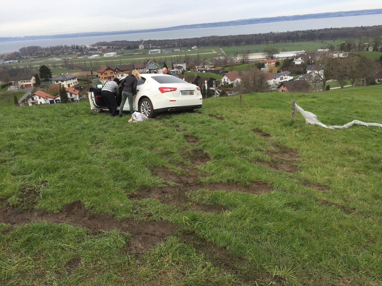 Der Maserati auf Abwegen. (Bild Kapo SG)