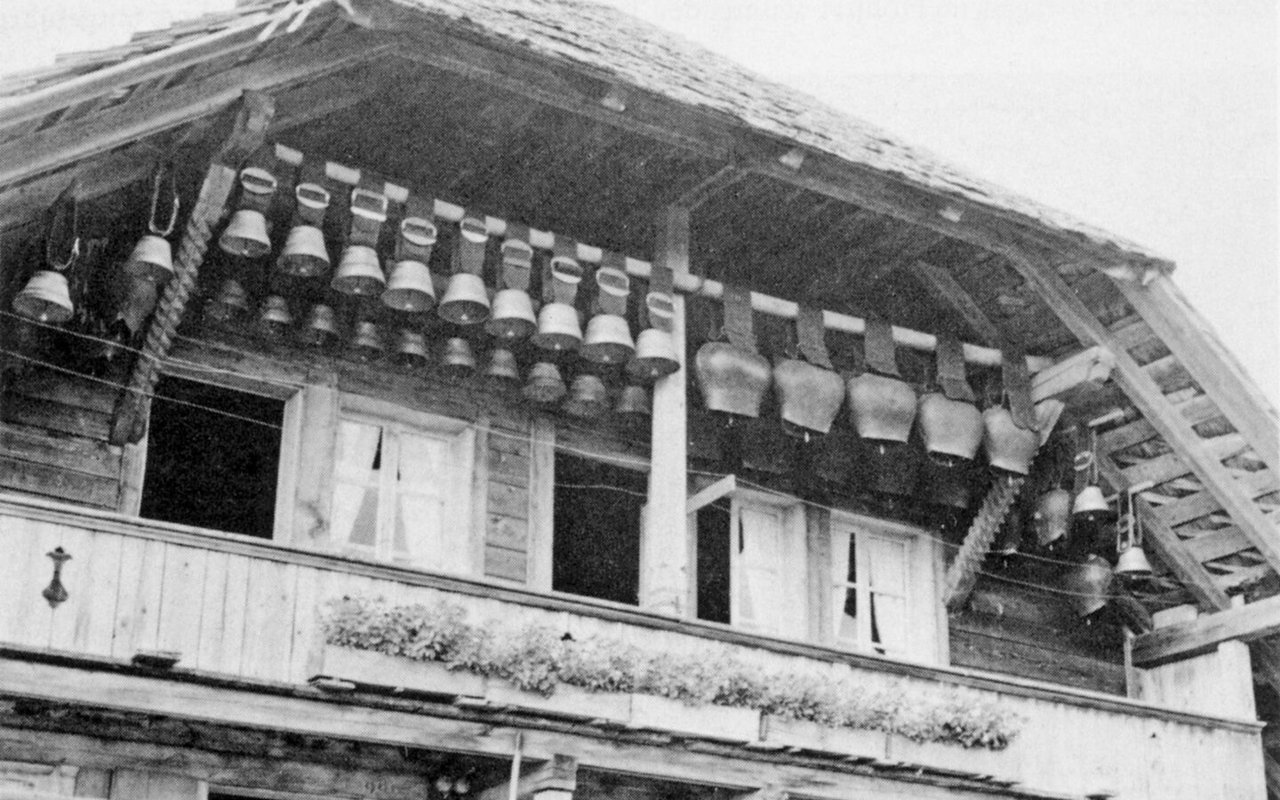 Auf der Alp Rämisgummen hängt das schöne Geläut für den Alpaufzug und Alpabzug den Sommer hindurch unter dem Dach der Sennhütte. 