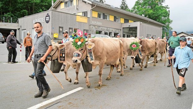 Die Sennten mit den geschmückten Kühen vor der Alpkäserei Urnerboden.