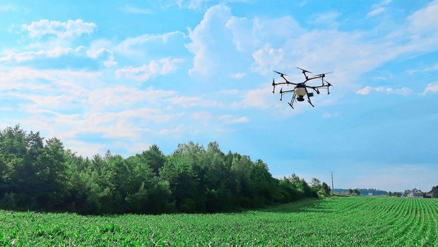 Eigentlich sollte 2027 die Erfassung der beruflichen Anwendung von Pflanzenschutzmitteln beginnen – ob mit Drohne oder der Feldspritze ausgebracht. Die Landwirte haben also noch Zeit. 