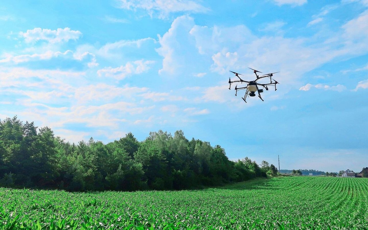 Eigentlich sollte 2027 die Erfassung der beruflichen Anwendung von Pflanzenschutzmitteln beginnen – ob mit Drohne oder der Feldspritze ausgebracht. Die Landwirte haben also noch Zeit. 