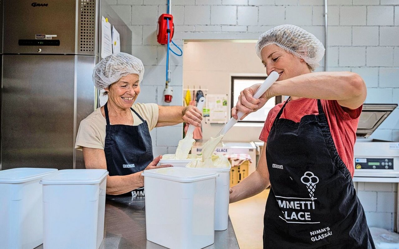 Jeweils donnerstags werden von Andrea Humbel-Eberli (r.) und ihrer Mutter Regina bis zu 250 kg Glace produziert.