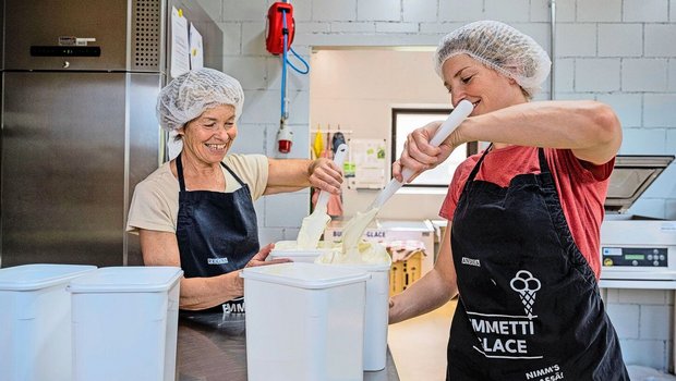 Jeweils donnerstags werden von Andrea Humbel-Eberli (r.) und ihrer Mutter Regina bis zu 250 kg Glace produziert.