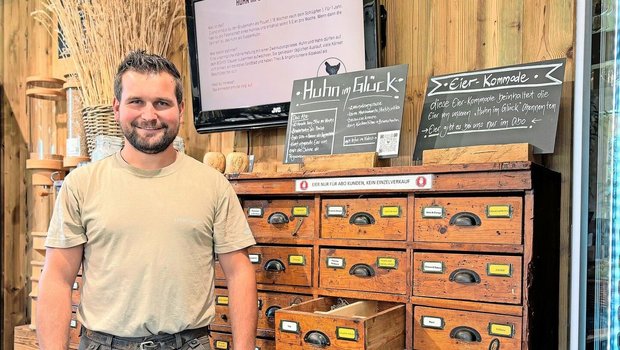 Im antiken Apothekerschrank können die «Huhn im Glück»-Abonnenten von Hofladenbesitzer Lukas Glauser jeweils einmal in der Woche ihre fünf Eier abholen. 