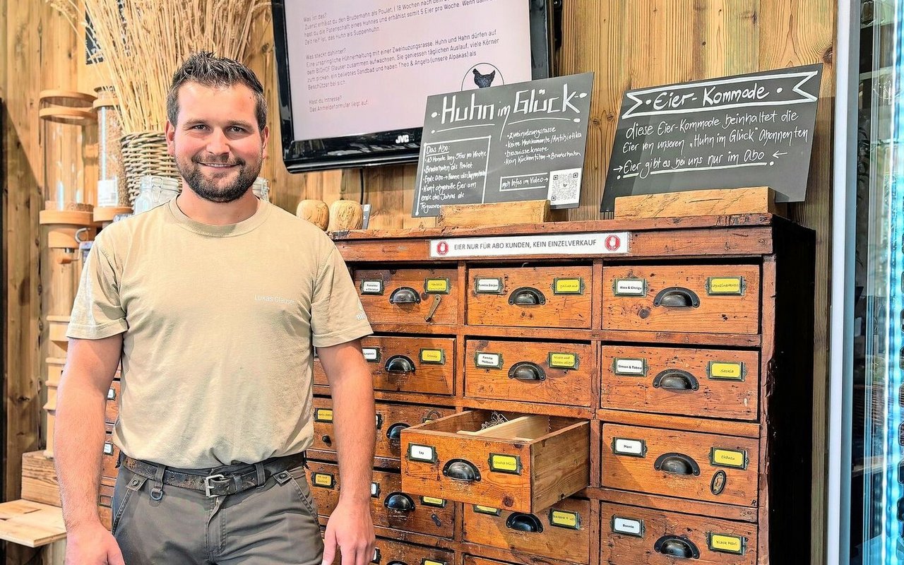 Im antiken Apothekerschrank können die «Huhn im Glück»-Abonnenten von Hofladenbesitzer Lukas Glauser jeweils einmal in der Woche ihre fünf Eier abholen. 