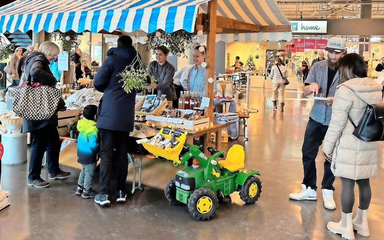 Marktstand im Surseepark: Präsentation von Produkten und Verkaufsgespräche wollen gelernt sein. 