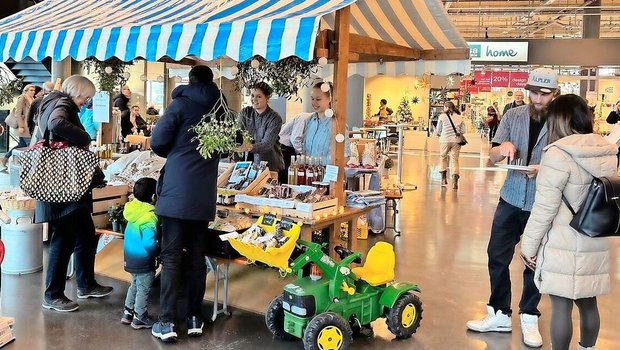 Marktstand im Surseepark: Präsentation von Produkten und Verkaufsgespräche wollen gelernt sein. 