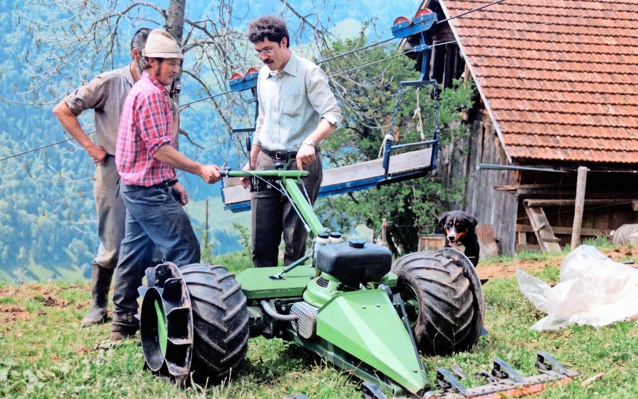 Hans Jost (r.) bei den ersten Instruktionen zu seiner Entwicklung, dem Steilhangmäher «Kolibri» in Bürglen UR.