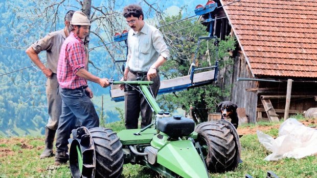 Hans Jost (r.) bei den ersten Instruktionen zu seiner Entwicklung, dem Steilhangmäher «Kolibri» in Bürglen UR.