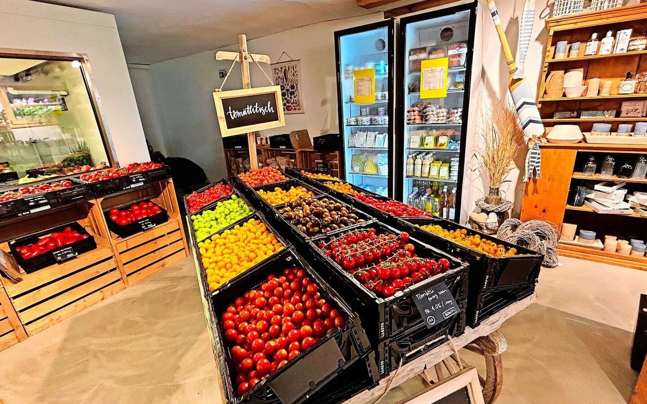 Auf einem rustikalen Leiterwagen präsentieren Bötschs ihr grosses Sortiment an Cherry-Tomaten. 