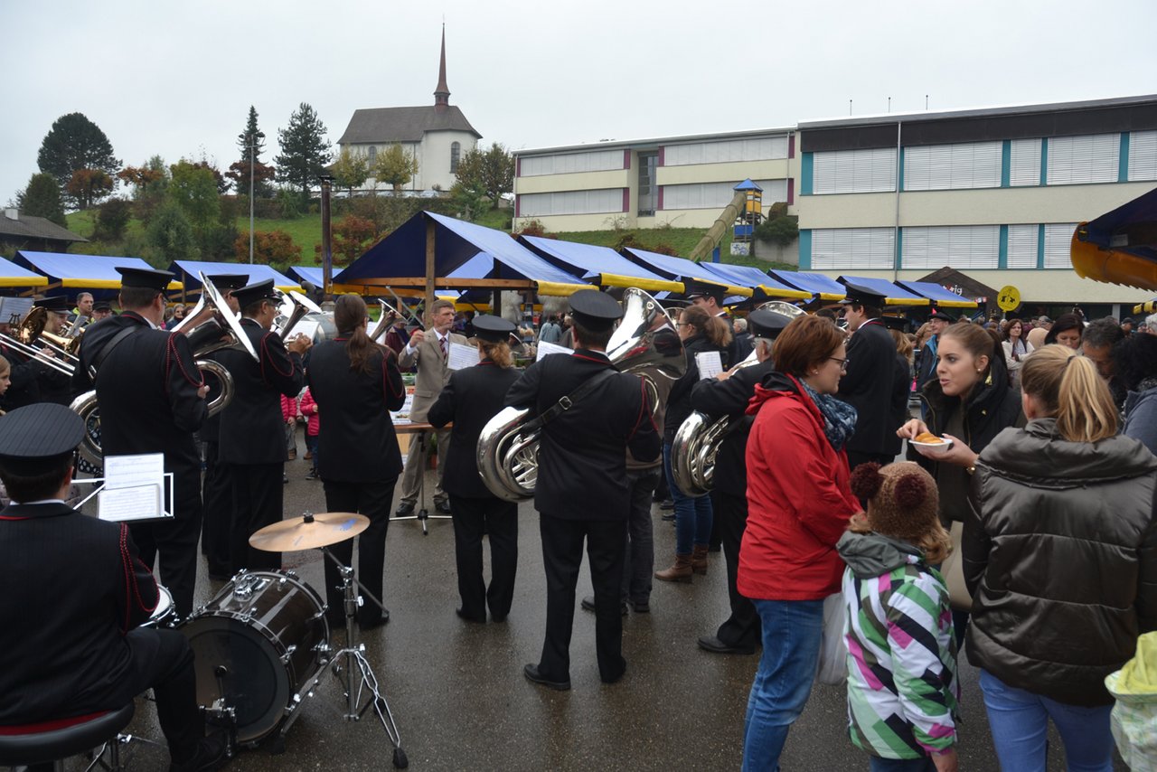 Die Musikgesellschaft Altbüron-Grossdietwil ­ es spielen etliche Landwirt und Bäuerinnen mit- sorgte für eine sehr festliche Stimmung.