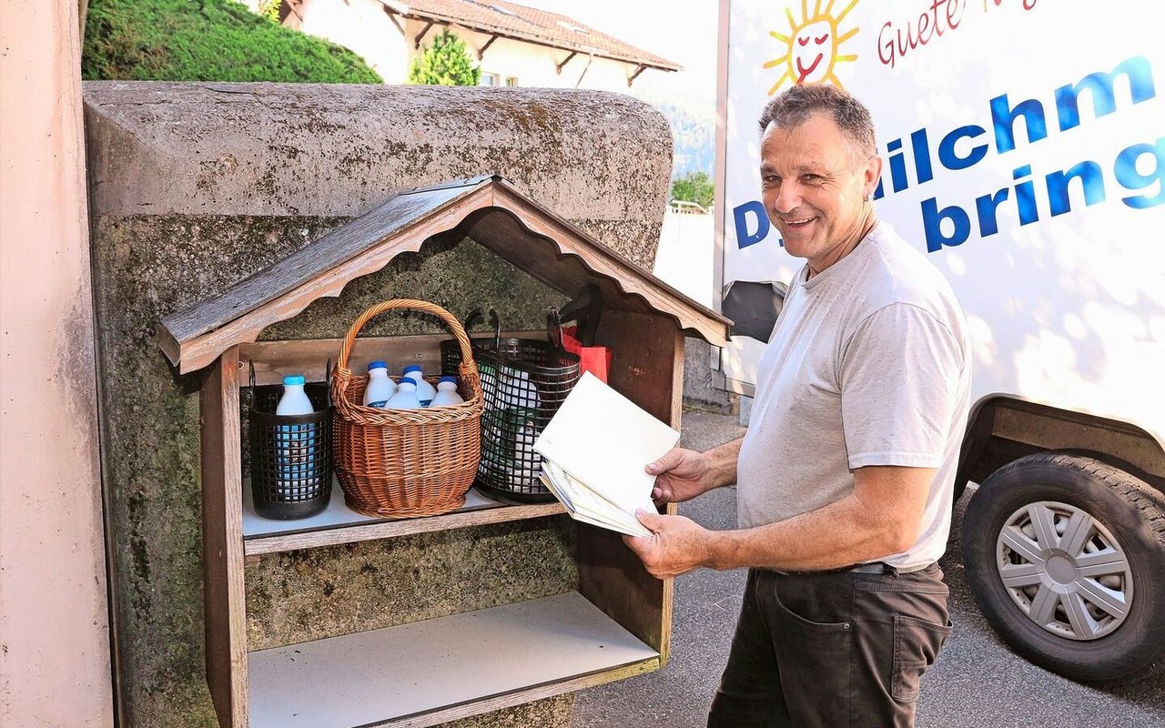 Seit 35 Jahren ist Kari Schelbert als Milchmaa unterwegs. Er arbeitet heute noch mit dem Milchbüechli: Seine Kunden notieren darin ihre Bestellungen, die er am entsprechenden Ort deponiert. 